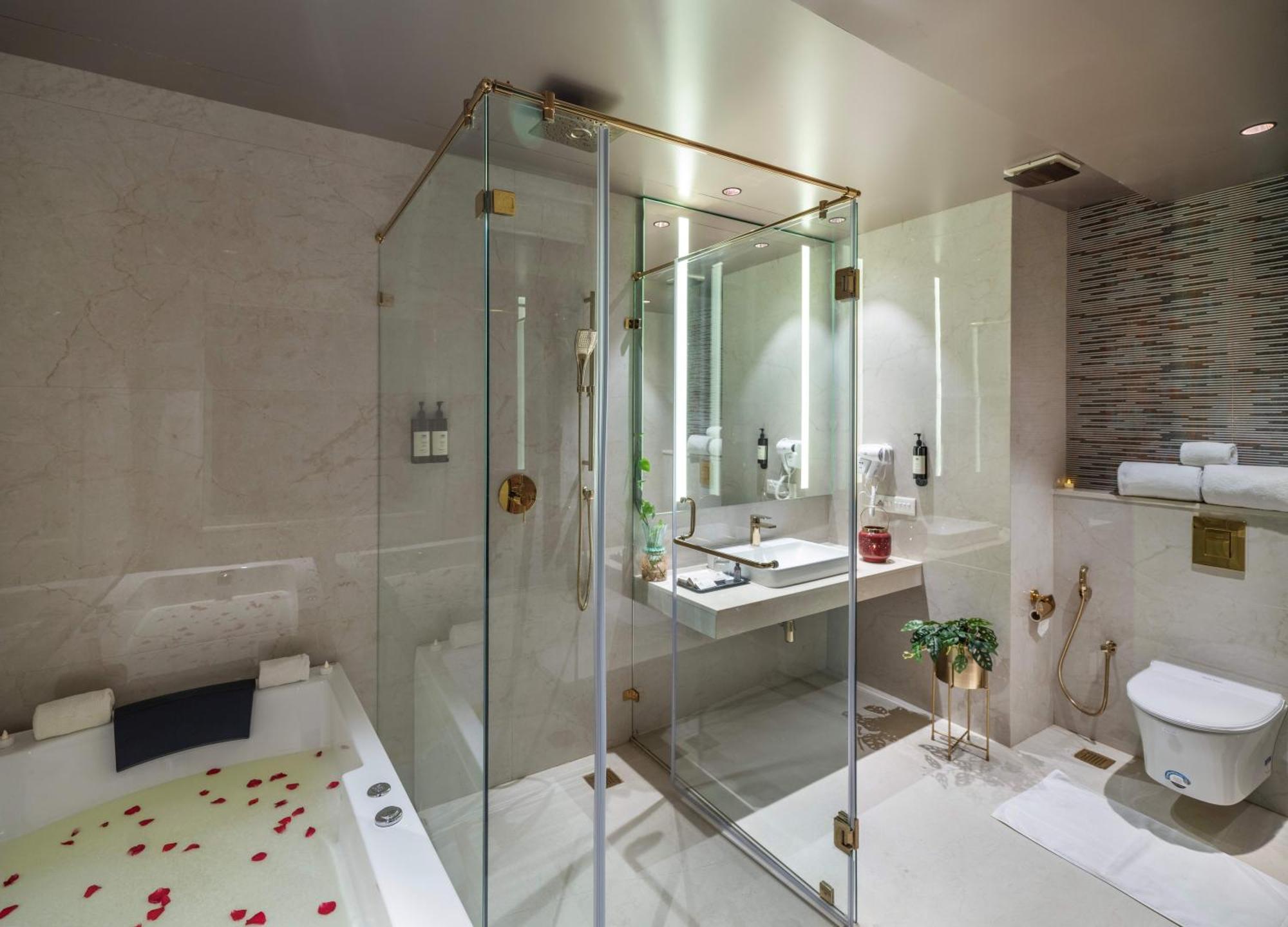 Uday Suites - The Airport Hotel Thiruvananthapuram Exteriör bild