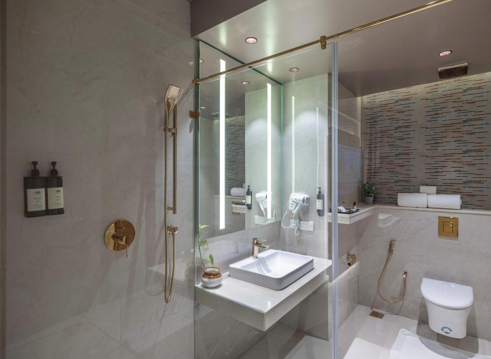 Uday Suites - The Airport Hotel Thiruvananthapuram Exteriör bild