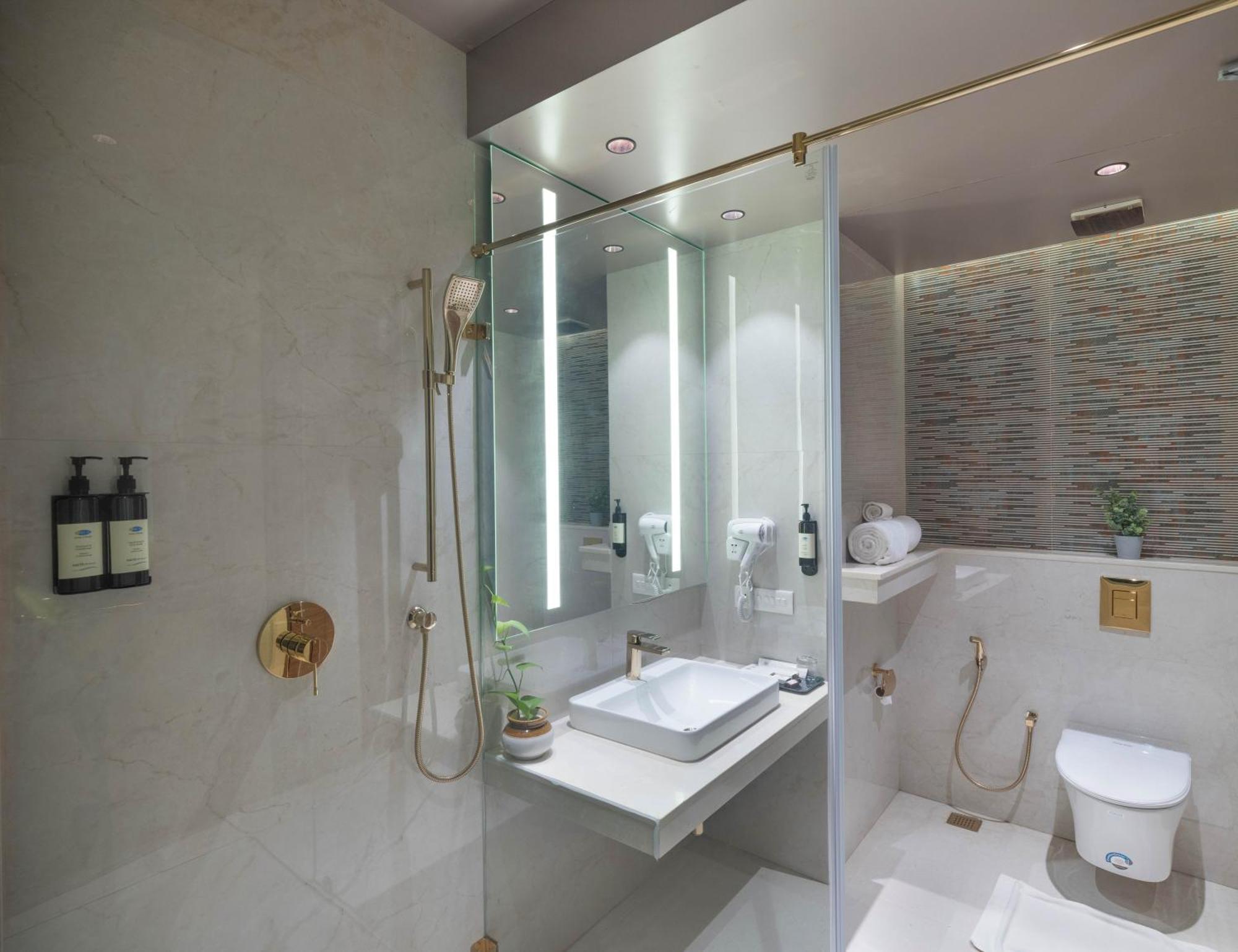 Uday Suites - The Airport Hotel Thiruvananthapuram Exteriör bild