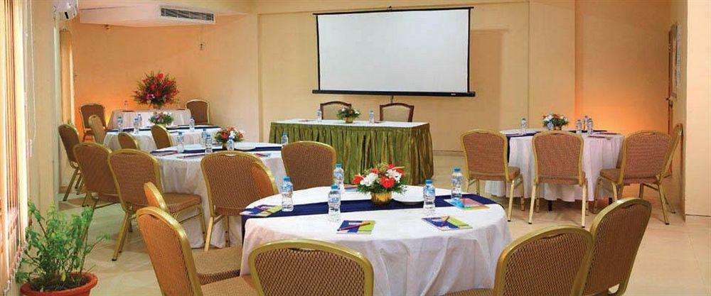 Uday Suites - The Airport Hotel Thiruvananthapuram Exteriör bild