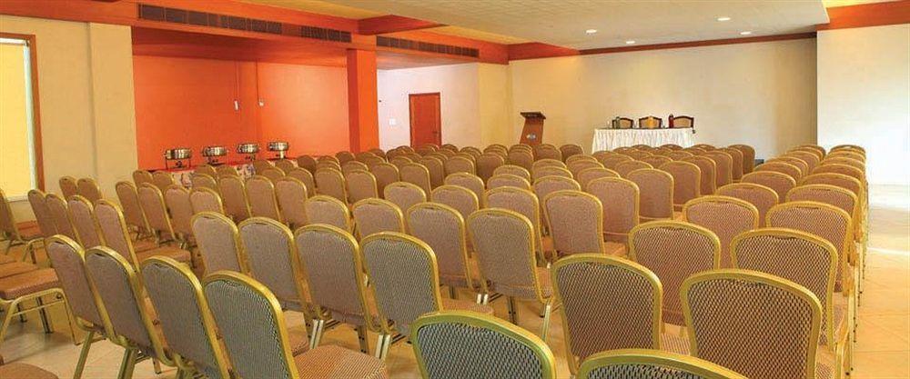 Uday Suites - The Airport Hotel Thiruvananthapuram Exteriör bild