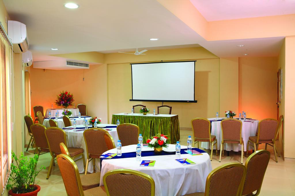 Uday Suites - The Airport Hotel Thiruvananthapuram Exteriör bild