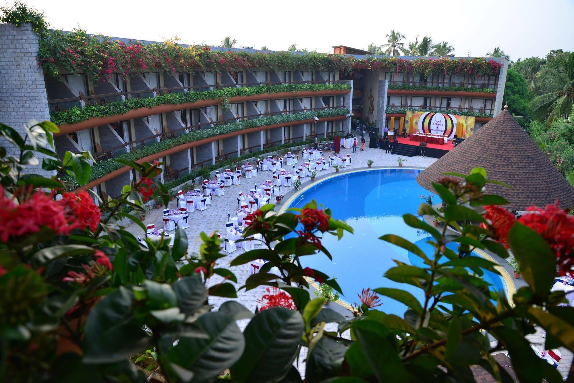 Uday Suites - The Airport Hotel Thiruvananthapuram Exteriör bild