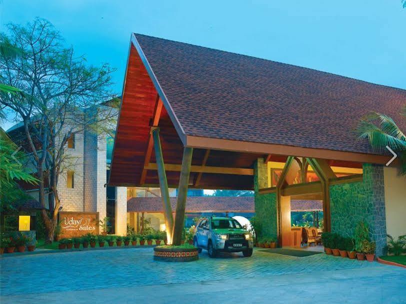 Uday Suites - The Airport Hotel Thiruvananthapuram Exteriör bild