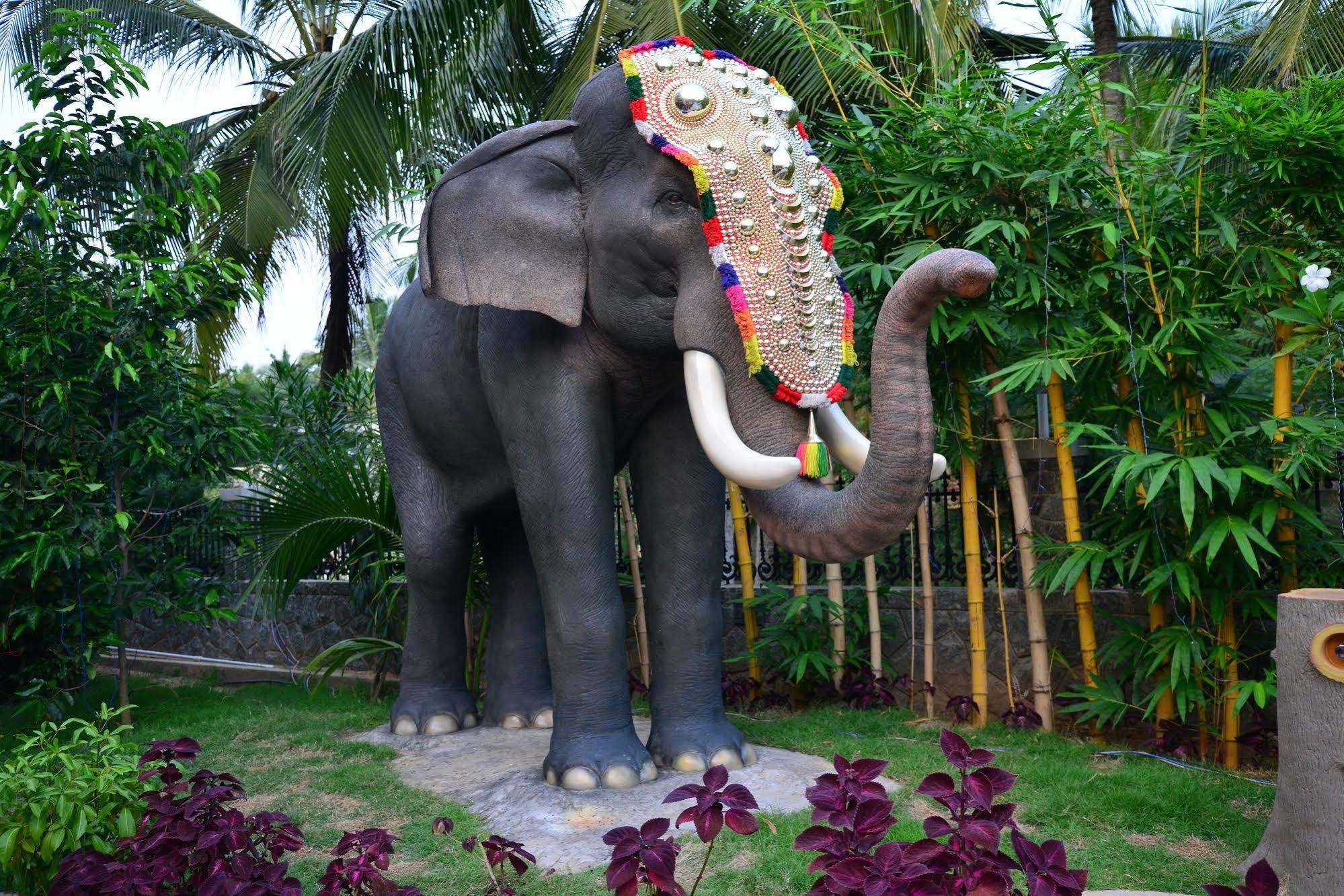 Uday Suites - The Airport Hotel Thiruvananthapuram Exteriör bild