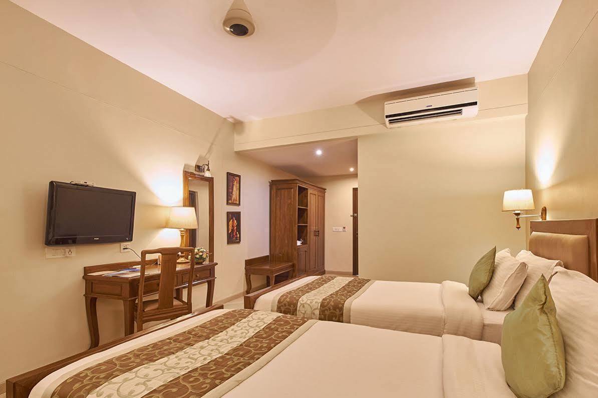 Uday Suites - The Airport Hotel Thiruvananthapuram Exteriör bild