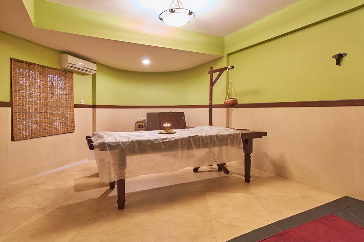 Uday Suites - The Airport Hotel Thiruvananthapuram Exteriör bild