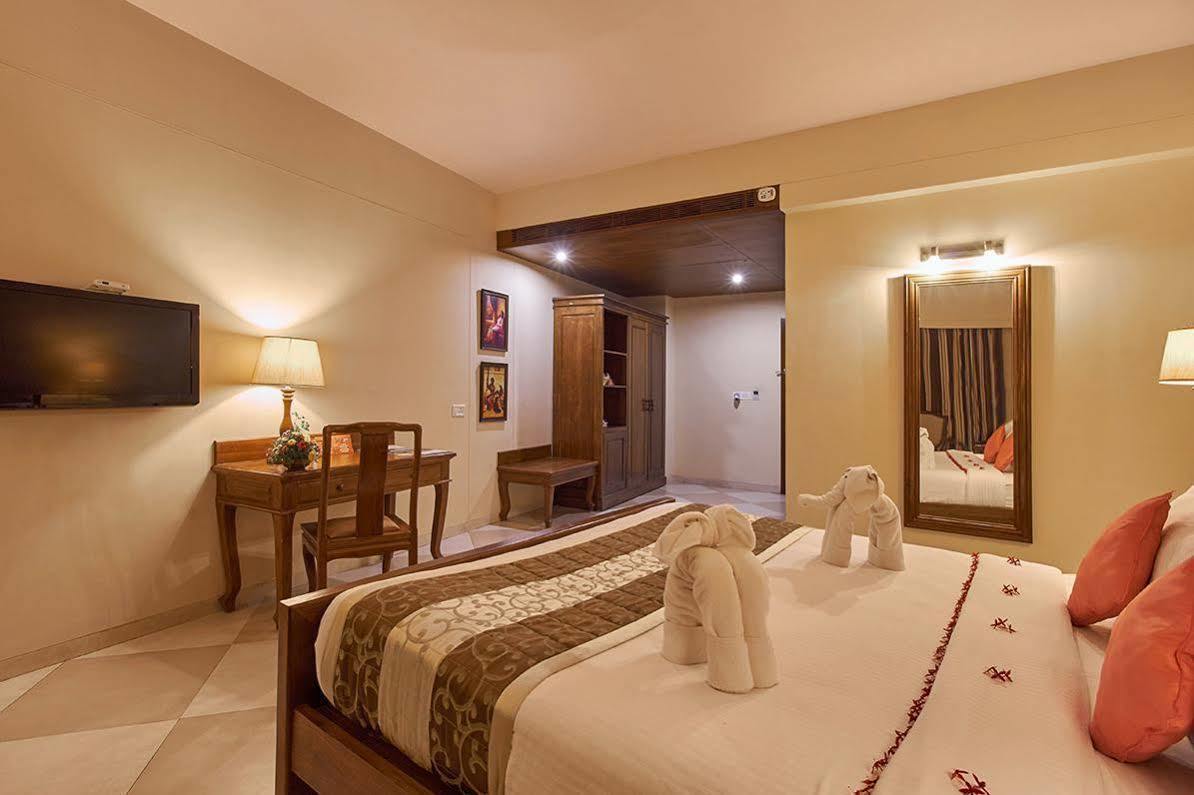 Uday Suites - The Airport Hotel Thiruvananthapuram Exteriör bild