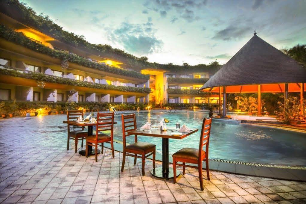Uday Suites - The Airport Hotel Thiruvananthapuram Exteriör bild
