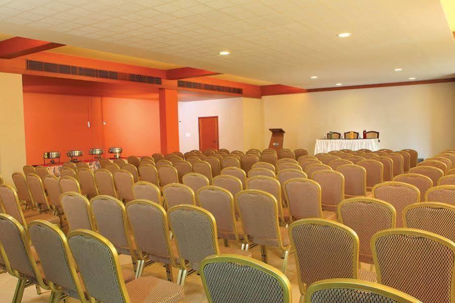 Uday Suites - The Airport Hotel Thiruvananthapuram Exteriör bild